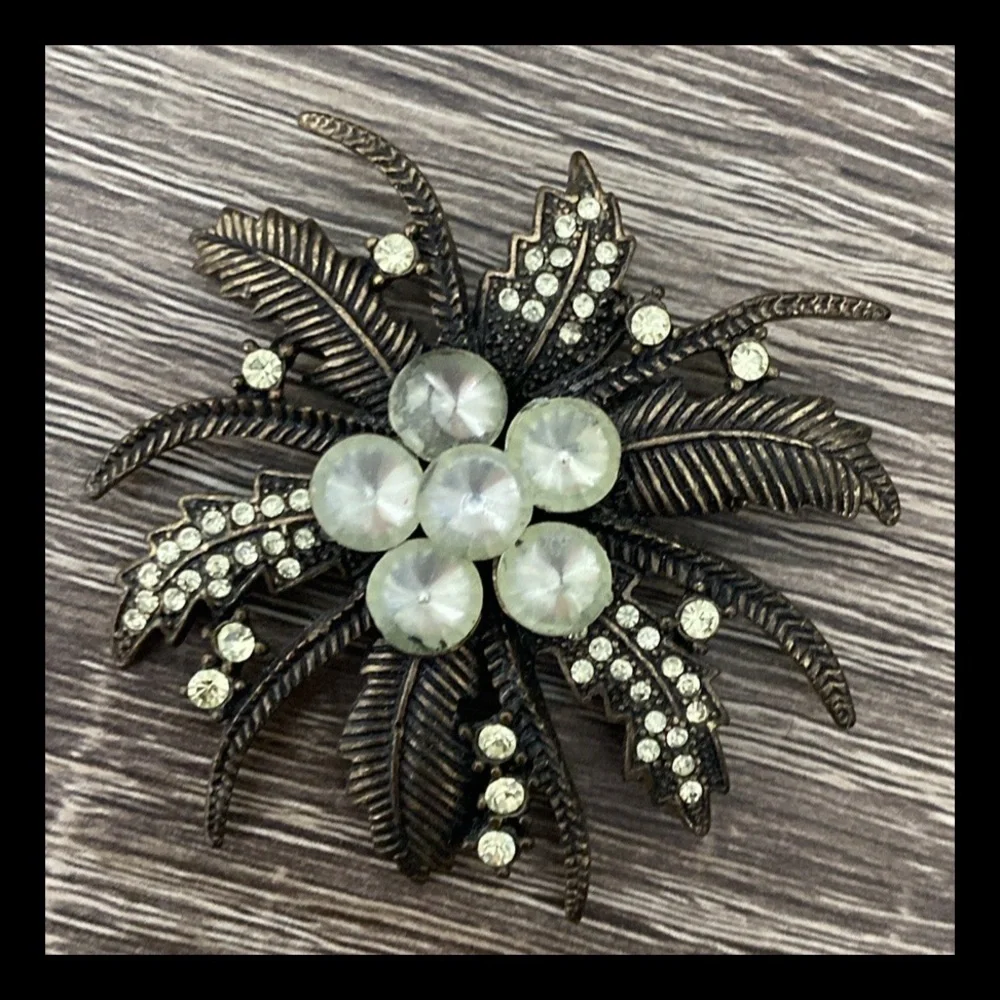 Vintage 80s floral brooch brass rhinestone formal glam sparkly retro party